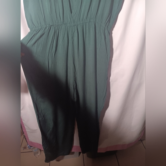 Elegant Green Sleeveless Dress - Picture 3 of 9